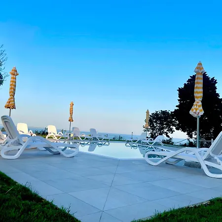 Апартаменти Skyline 11 - Sea Views & Serenity By The Coast *